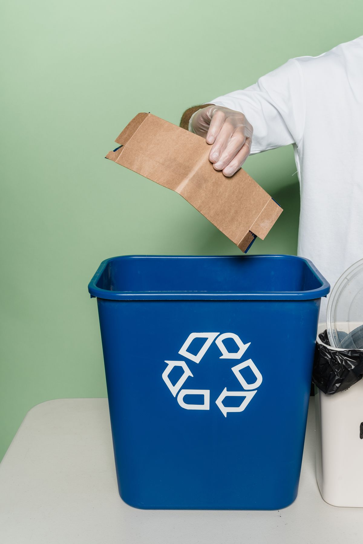 Recipiente de colectare separată cu plastic, sticlă și hârtie pregătite pentru reciclare