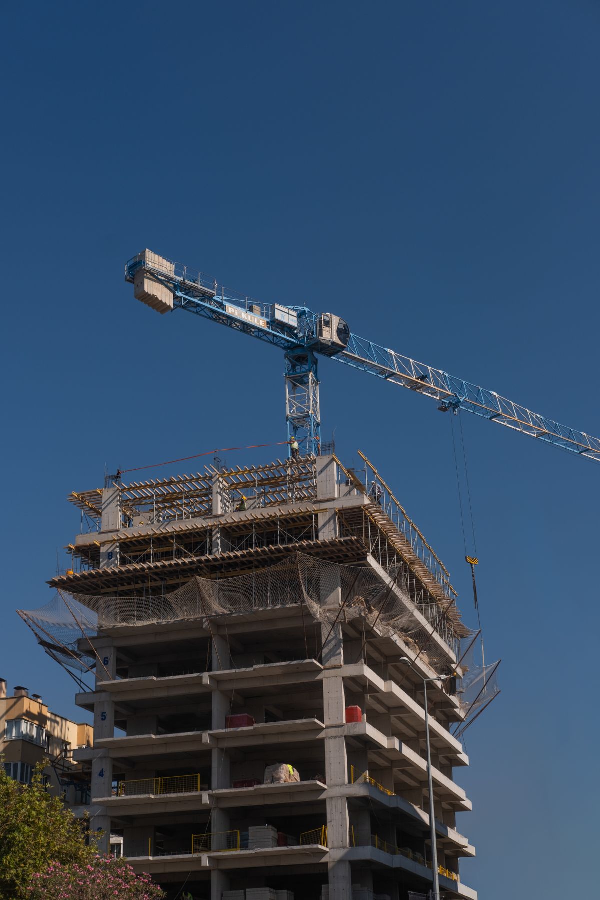 Șantier de casă cu pereți din cărămidă și plăci de izolație termică montate pe fațadă